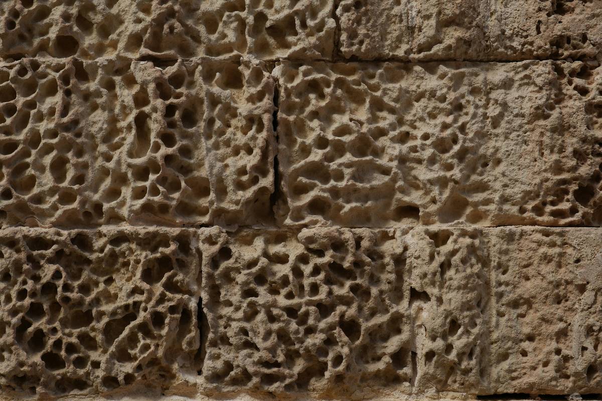 Bar chart comparing abrasion resistance of pigskin leather, goatskin, synthetic blends, and nylon measured in Martindale cycles